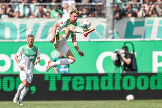 Voller Einsatz im Derby: Fürths Felix Klaus nimmt den Ball artistisch in der Luft an.  — © Daniel Löb/dpa