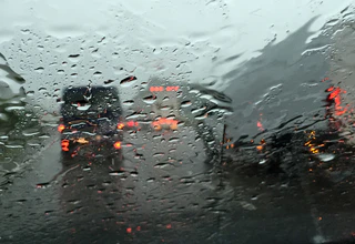 Auf der regennassen A7 passierten kurz hintereinander mehrere Unfälle. (Symbolbild) — © picture alliance / dpa