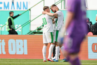Für die Spieler von Greuther Fürth geht es in die Relegation. — © Daniel Löb/dpa