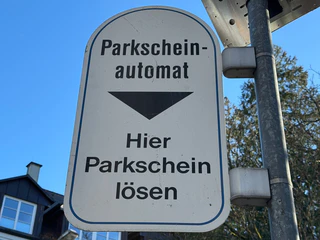 In Kempten sollen fast zwei Millionen Euro aus Parkscheinautomaten verschwunden sein. Ein Ehepaar muss deswegen nun vor Gericht. (Symbolbild) — © Valentin Gensch/dpa