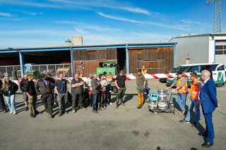 Der Bayreuther Oberbürgermeister Thomas Ebersberger (CSU, rechts im Bild) nimmt den gestohlenen Maibaum wieder in Empfang.  — © Steffen Huber/Stadt Bayreuth/dpa