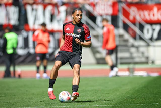 Der vom FC Augsburg ausgeliehene Außenverteidiger Henri Koudossou zählte auch zu den verabschiedeten FCN-Profis. (Archivbild) — © Daniel Karmann/dpa