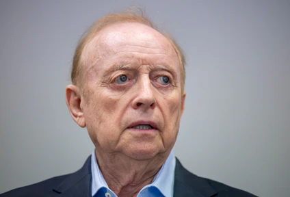 Bleibt wegen Krankheit auf freiem Fuß: Alfons Schuhbeck. (Archivbild) — © Peter Kneffel/dpa