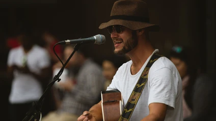 Straßenmusiker Musiker Konzert Sänger — © Bild: Corey Agopian / Unsplash.com