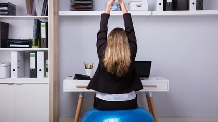 Medizinball Sport Übungen Büro Büro Übungen Gesundheit Tipps — © Bild: AndreyPopov / iStock