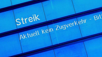 Eine Anzeigentafel an einem Bahnhof weist auf einen Streik hin. — © Moritz Frankenberg/dpa/Symbolbild