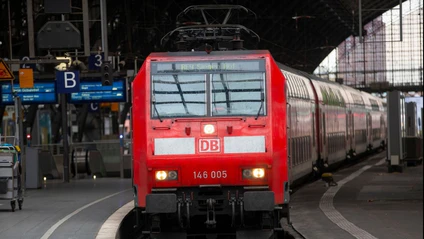 Ein Regionalzug fährt im Bahnhof ein. — © Thomas Banneyer/dpa/Archivbild