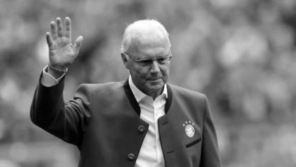 Ehrenpräsident Franz Beckenbauer von München geht während der Präsentation der Meistermannschaften vor Spielbeginn zum Podium und winkt. — © picture alliance / dpa