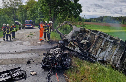 Der Kleintransporter brannte vollständig aus. — © -/Kreisbrandinspektion Cham/dpa