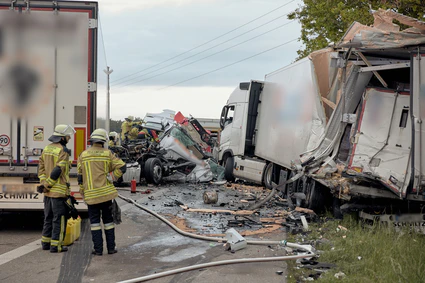 Der 53-Jährige wurde bei dem Unfall in dem Führerhaus eingeklemmt und starb an seinen schweren Verletzungen.  — © Tizian Gerbing/dpa