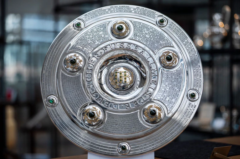 Restauriert, poliert und vergrößert: die Meisterschale.  — © Oliver Hardt/DFL/Getty Images/dpa
