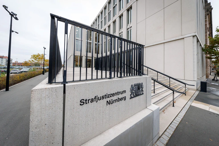 Unterhalb der Brücke waren laut Gerichtssprecherin an dem Nachmittag zahlreiche Menschen unterwegs, die der E-Scooter theoretisch hätte verletzen können.  — © Daniel Karmann/dpa