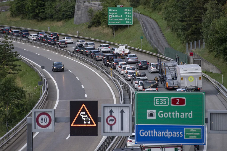 Keine extra-Gebühren: Die Durchfahrt durch den Gotthard-Straßentunnel ist umsonst. (Archivbild) — © Urs Flueeler/KEYSTONE/dpa