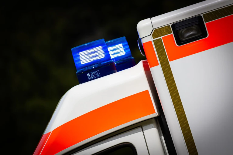 Unter anderem waren zwei Rettungswagen und ein Rettungshubschrauber im Einsatz. (Symbolbild) — © Moritz Frankenberg/dpa