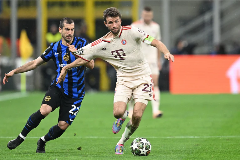 Thomas Müller (r) spielte zum 163. Mal in der Champions League. — © Sven Hoppe/dpa