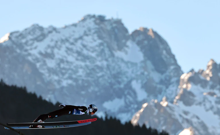 Wellinger auf der Großen Olympiaschanze. — © Daniel Karmann/dpa