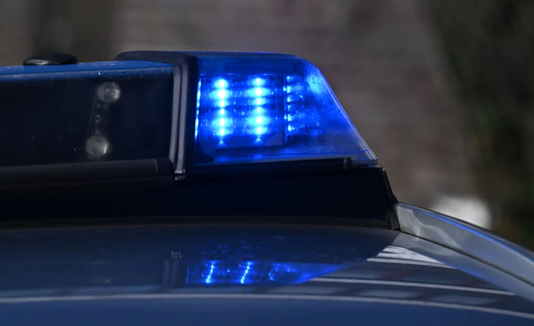 Die Rettungskräfte wurden zu einem Unfall gerufen: Ein Auto war mit der Straßenbahn kollidiert. (Symbolbild) — © Bernd Weißbrod/dpa