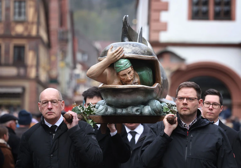 Handwerkszünfte ziehen mit Figuren, die religiöse Szenen darstellen, durch die Stadt. — © Karl-Josef Hildenbrand/dpa