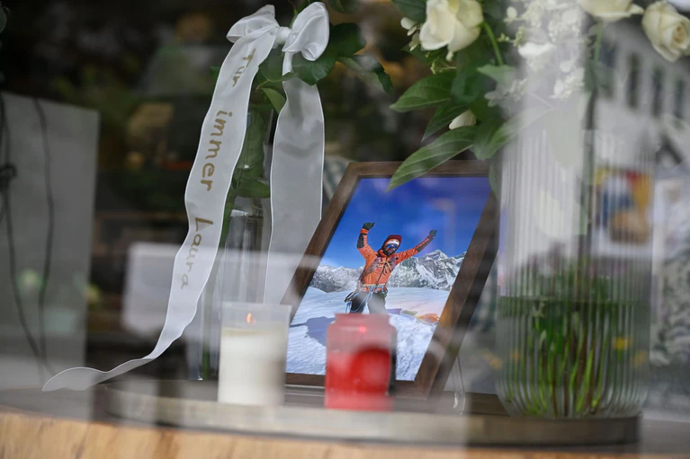 in Foto, Kerzen, Rosen und eine Schleife mit der Aufschrift «Für immer Laura» stehen im Einrichtungsgeschäft Dahlmeier im Schaufenster. — © Uwe Lein/dpa