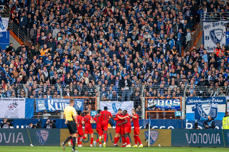 Grund zur Freude: Die Bayern bejubeln die 1:0-Führung. — © David Inderlied/dpa