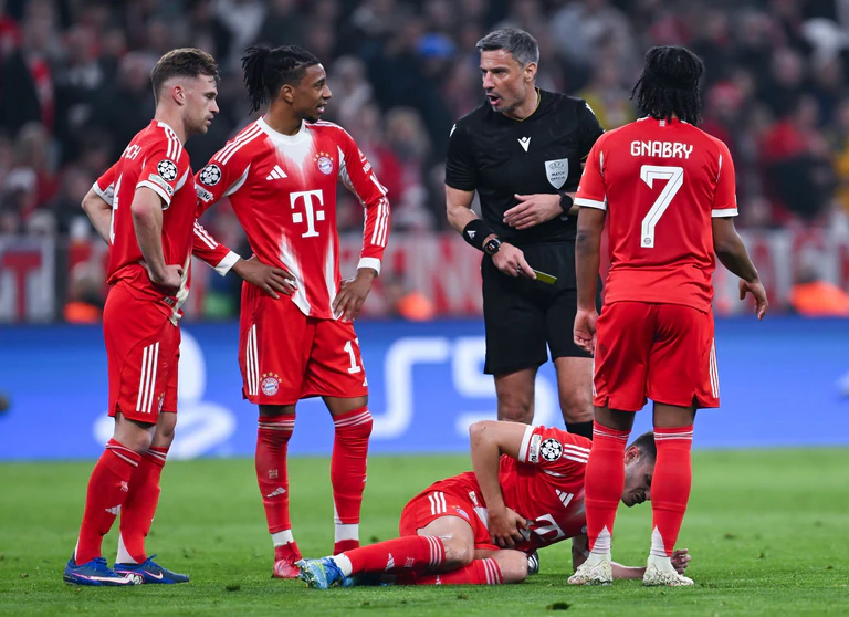 Josip Stanisic muss gegen Real Madrid einstecken. — © Sven Hoppe/dpa