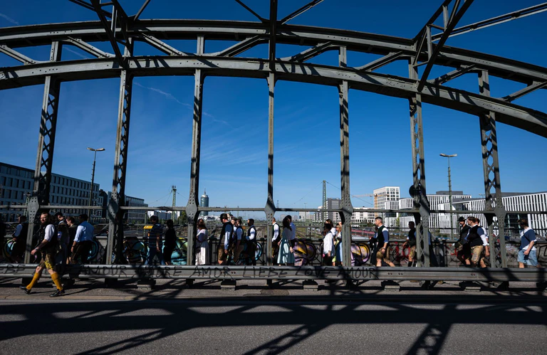 Auf dem Weg von der S-Bahnstation Hackerbrücke zur Wiesn herrscht regelmäßig Gedränge. (Archivbild)  — © Lukas Barth/dpa