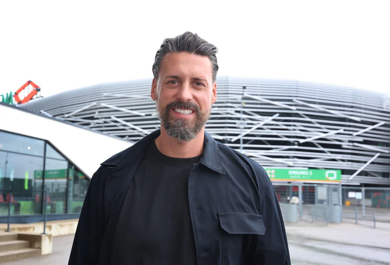 In der Augsburger WWK Arena soll der neue Trainer Sandro Wagner für Fußballfeste sorgen. — © Karl-Josef Hildenbrand/dpa