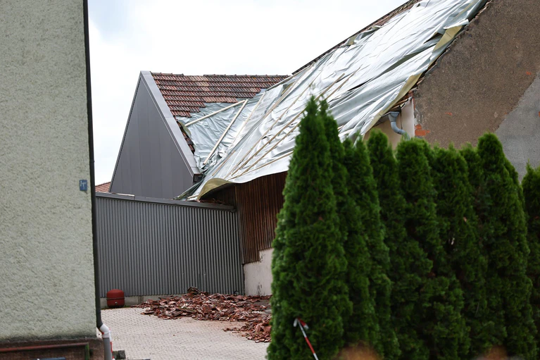 Zahlreiche Dachziegel sind durch einen Sturm in Hahnbach am Samstag von einem Dach geweht worden.  — © Daniel Löb/dpa