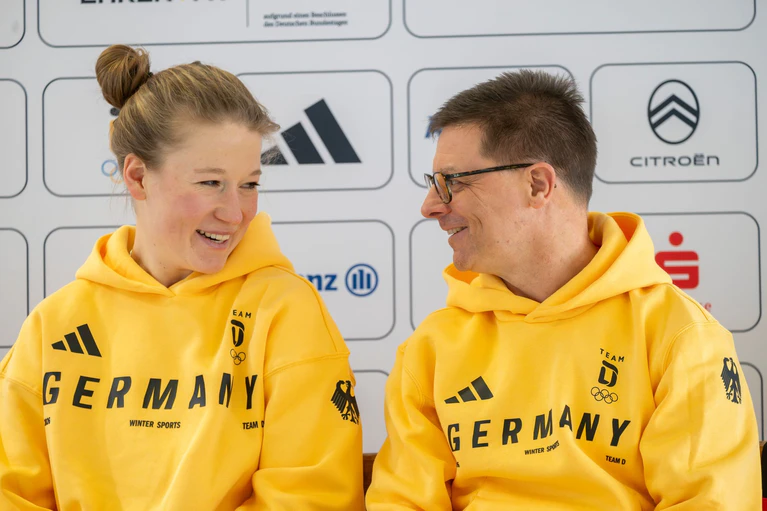 Snowboarderin Jana Fischer (l) freut sich auf ihre dritten Winterspiele. — © Peter Kneffel/dpa