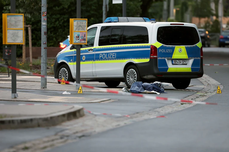 An einem Bahnhof in Lauf an der Pegnitz bei Nürnberg kam es Ende Juni 2024 zu dem Polizeieinsatz. (Archivbild) — © Daniel Löb/dpa