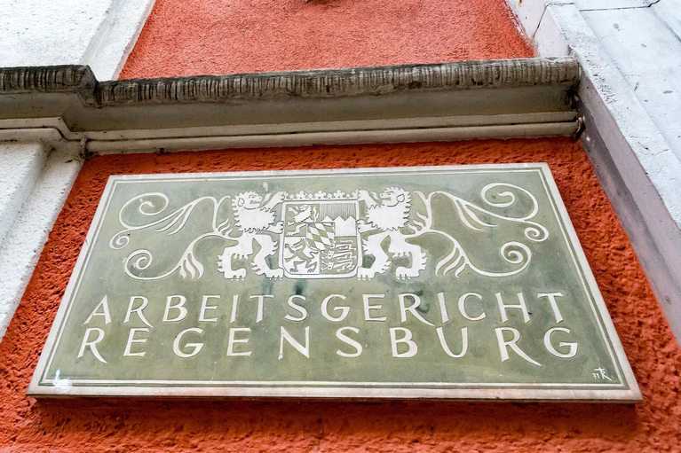 Die Arbeitsbelastung an Bayerns Arbeitsgerichten hat in den vergangenen Jahren stark zugenommen. (Illustration) — © picture alliance / Armin Weigel/dpa