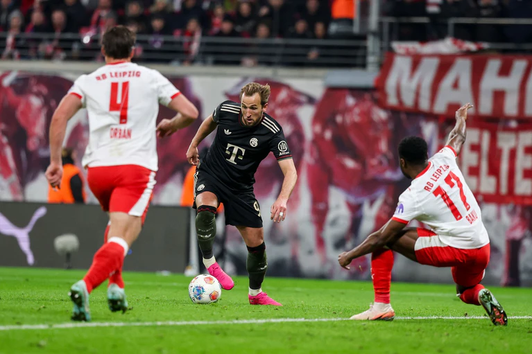 Können die Leipziger diesmal die Bayern-Offensive um Harry Kane (M) stoppen? (Archivbild) — © Jan Woitas/dpa