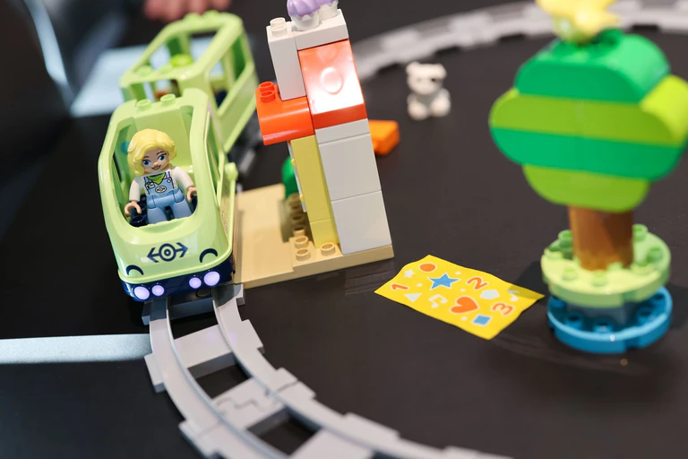 Im Trend liegen weiterhin auch Klassiker wie Kugelbahnen, Puzzles, Bausets, Eisenbahnen und Kuscheltiere.  — © Daniel Löb/dpa