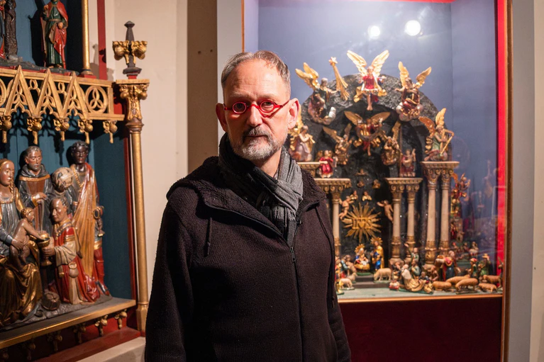Erk Baumann gründete das Bamberger Krippenmuseum im Jahr 2001 und ist gleichzeitig Museumsleiter, Restaurator und Kurator. (Archivbild) — © Daniel Vogl/dpa