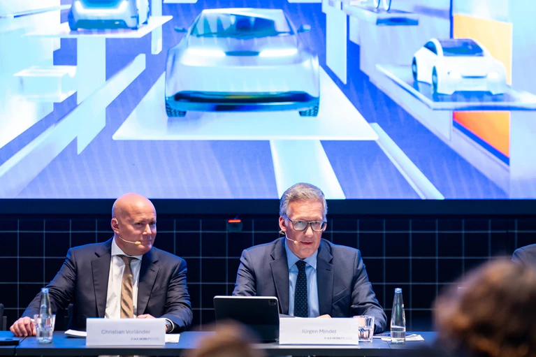 VDA-Geschäftsführer Jürgen Mindel (rechts) und der Rechtsanwalt Christian Vorländer (links) als Vertreter der Messe MÜnchen präsentieren das Konzept der bevorstehenden Automesse IAA. Die bedrängten deutschen Hersteller wollen ein «Signal der Zuversicht» senden.  — © Lennart Preiss/dpa