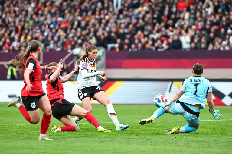 Deutliches Chancenplus für das DFB-Team mit Jule Brand. — © Daniel Karmann/dpa
