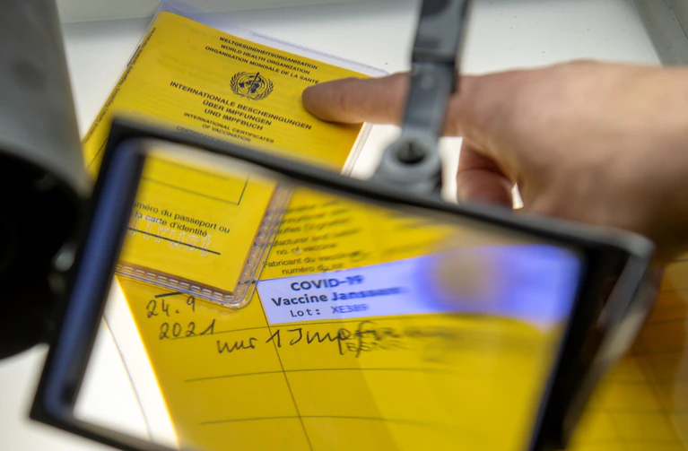 Die Kripo überprüfte im Zusammenhang mit dem Verfahren gegen den Hausarzt zahlreiche Impfausweise. (Archivbild) — © Stefan Puchner/dpa