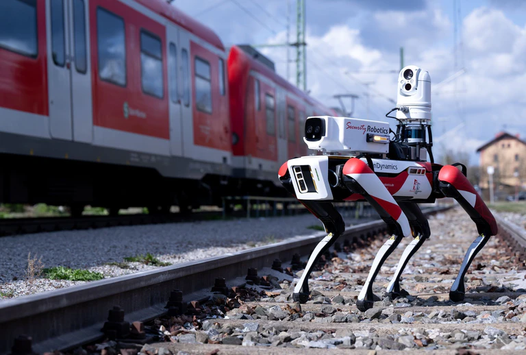 Im Kampf gegen Sprayer setzt die Deutsche Bahn inzwischen auf Roboter und modernste Technologie. (Archivbild) — © Sven Hoppe/dpa