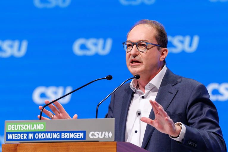 Alexander Dobrindt (CSU) plädiert für einen Politikwechsel (Archivbild).  — © Daniel Karmann/dpa