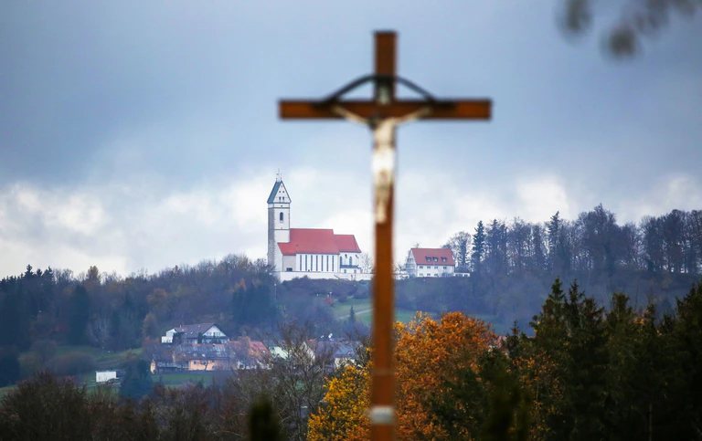 Die Wallfahrtskirche liegt auf dem Bussen. (Symbolbild) — © Thomas Warnack/dpa