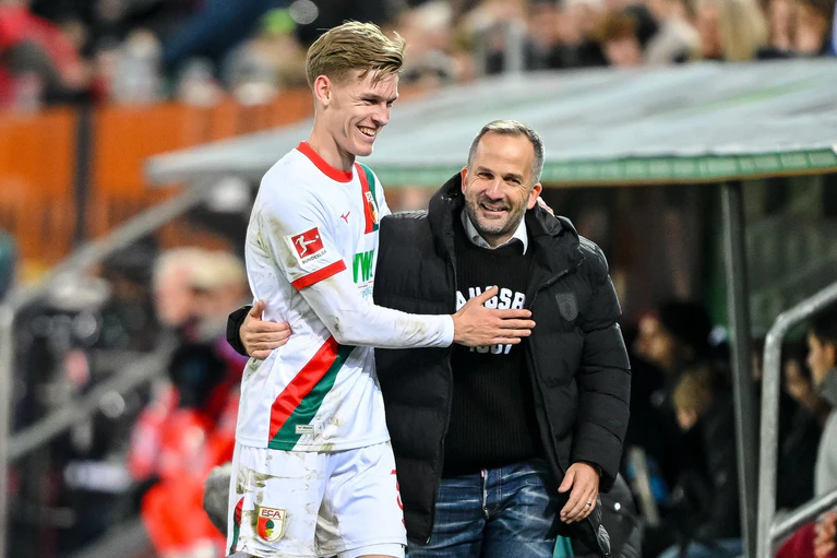 Die Laune beim FC Augsburg ist wieder blendend. — © Harry Langer/dpa