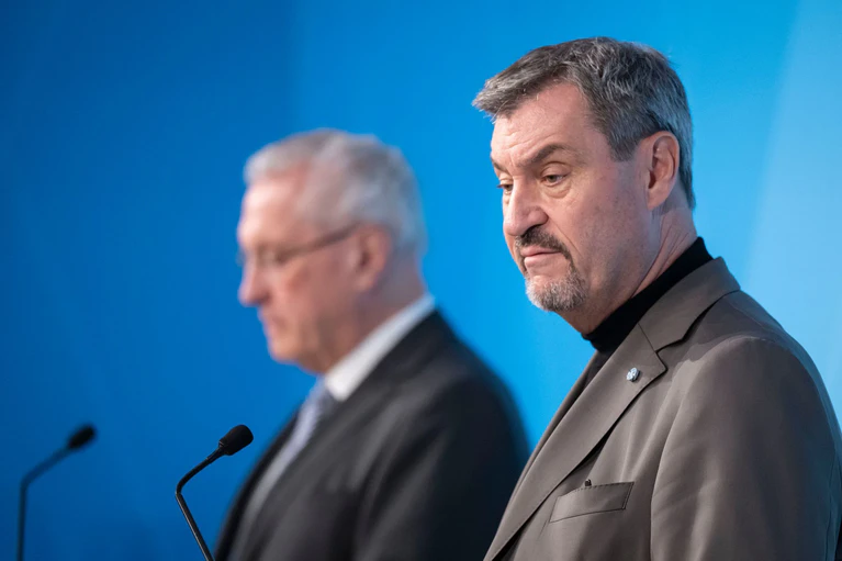 Der Bayerische Ministerpräsident Markus Söder (r, CSU) und Bayerns spricht Innenminister Joachim Herrmann (CSU) sehen die Schuld vor allem beim Bundesamt für Migration und Flüchtlinge (Bamf) und verweisen zudem auf die von ihnen schon länger kritisierte Migrationspolitik der Bundesregierung. — © Lukas Barth/dpa