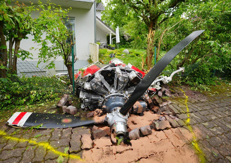 Ein Propeller der Maschine lag vor einem Wohnhaus. — © Enrique Kaczor/onw-images/dpa