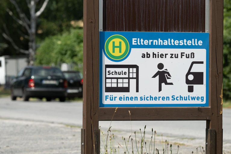 «Elterntaxis» sind selten gern gesehen. (Symbolbild) — © Sebastian Kahnert/dpa
