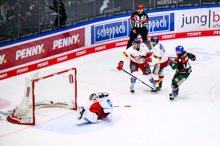 Augsburg bezwingt Düsseldorf und hofft wieder auf den Ligaerhalt in der Deutschne Eishockey Liga. — © Tom Weller/dpa