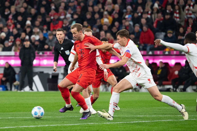 Auch Willi Orban (r) konnte die Münchner, wie hier beim Zweikampf mit Bayerns Harry Kane, meist nicht stoppen. — © Magdalena Henkel/dpa
