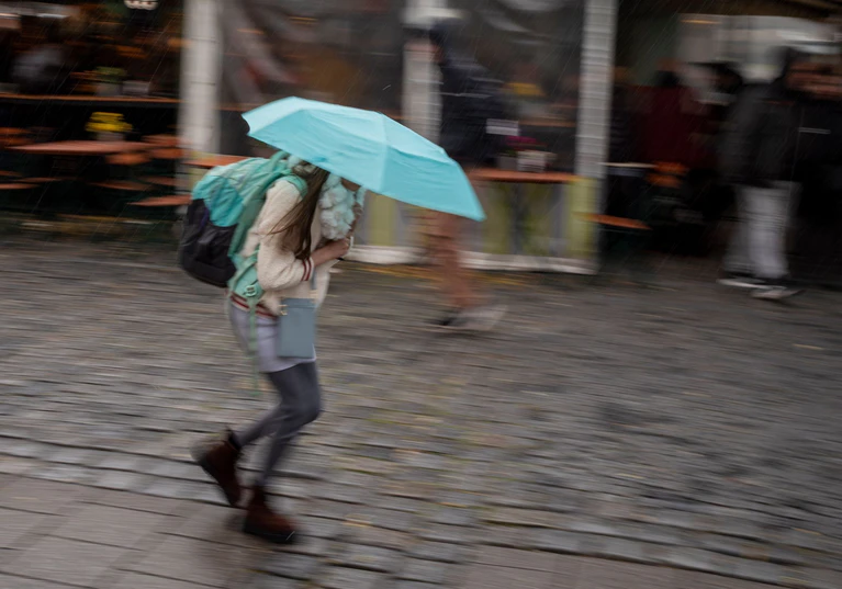 Am Wochenende bleibt es windig in Bayern. (Symbolbild) — © Peter Kneffel/dpa