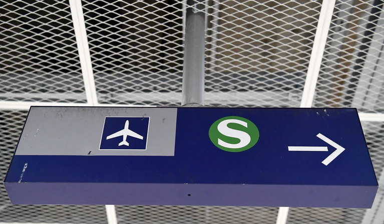Wer mit der S-Bahn zum Münchner Flughafen möchte, muss in der nächsten Zeit gut planen. (Symbolbild) — © Peter Kneffel/dpa