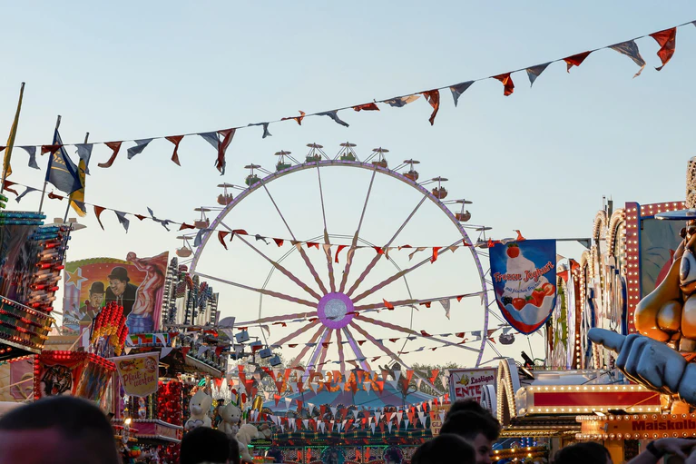 Zum Volksfest in Nürnberg kann man trotz Streiks öffentlich anreisen. (Archivbild) — © Daniel Löb/dpa