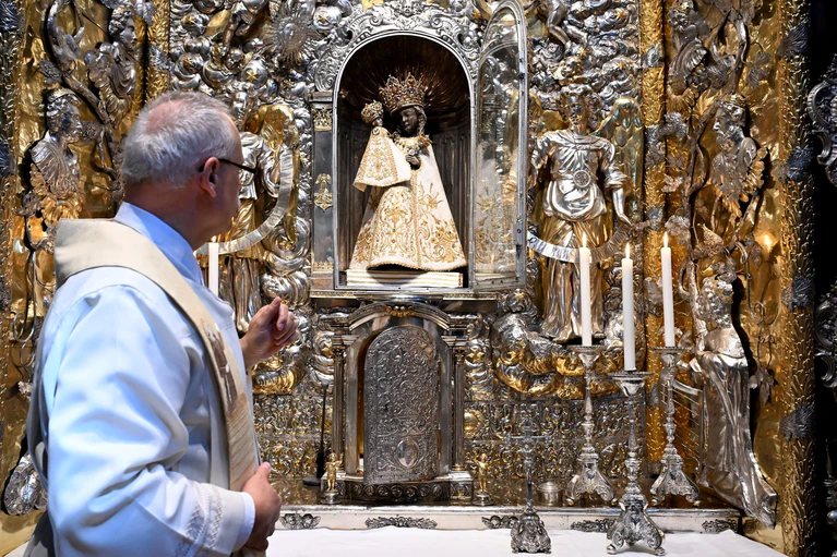 Zu den kirchlichen Festen wird die Schwarze Madonna umgekleidet - zu Ostern trägt sie ein weißes Gewand. — © Felix Hörhager/dpa